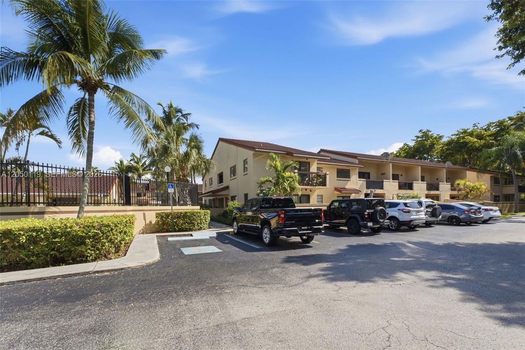 For Sale: $317,000 (2 beds, 2 baths, 1030 Square Feet)