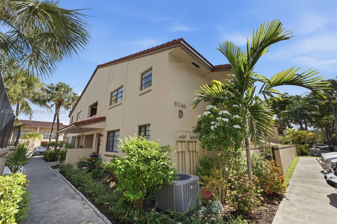 For Sale: $317,000 (2 beds, 2 baths, 1030 Square Feet)