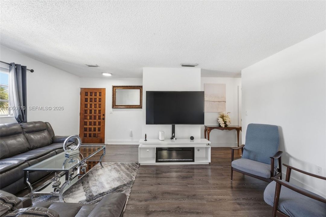 For Sale: $317,000 (2 beds, 2 baths, 1030 Square Feet)