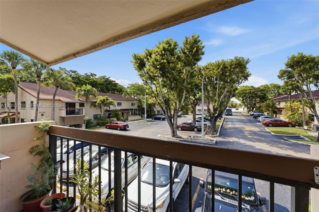 For Sale: $317,000 (2 beds, 2 baths, 1030 Square Feet)