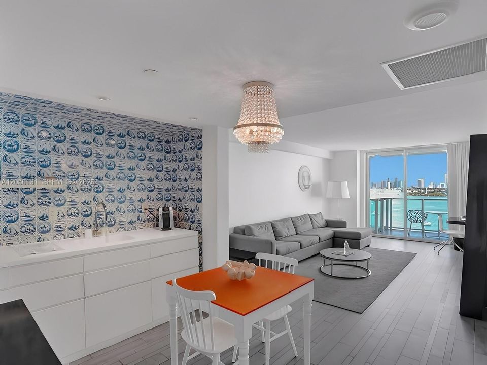 For Sale: $499,000 (1 beds, 1 baths, 694 Square Feet)