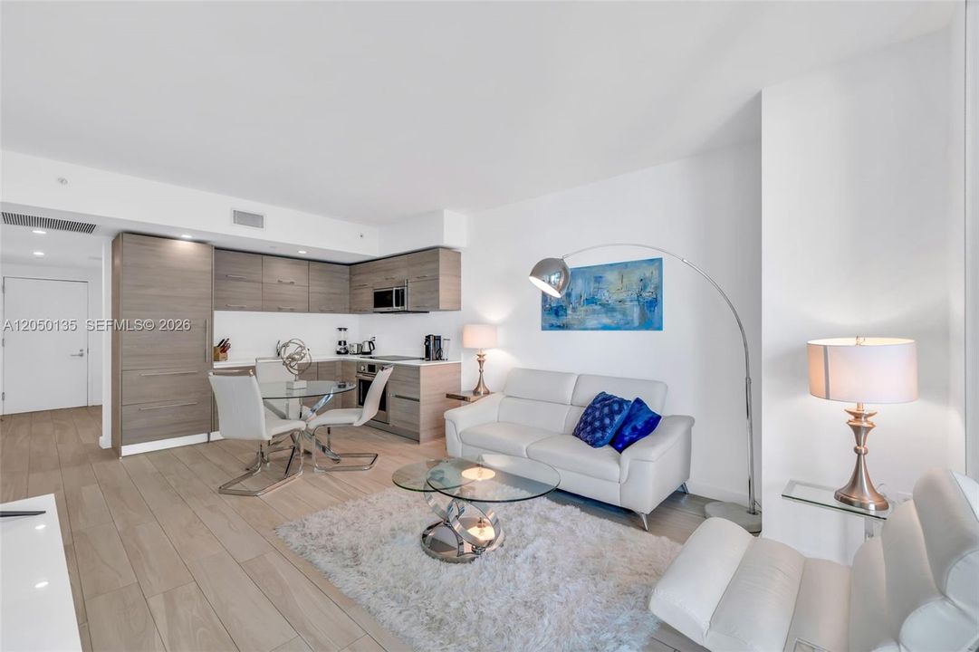 For Rent: $3,800 (1 beds, 1 baths, 649 Square Feet)