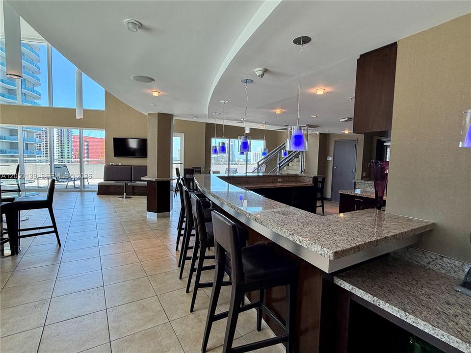 For Rent: $2,750 (1 beds, 1 baths, 705 Square Feet)