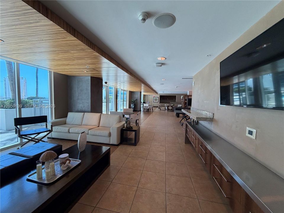 For Rent: $2,750 (1 beds, 1 baths, 705 Square Feet)