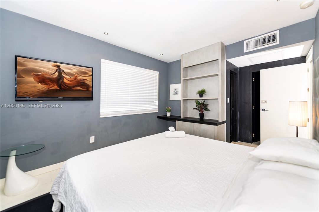 For Rent: $2,900 (2 beds, 2 baths, 700 Square Feet)