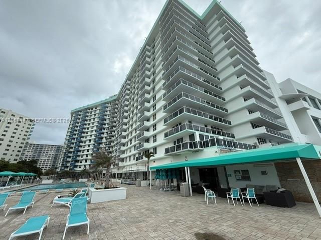 For Rent: $2,450 (1 beds, 1 baths, 896 Square Feet)