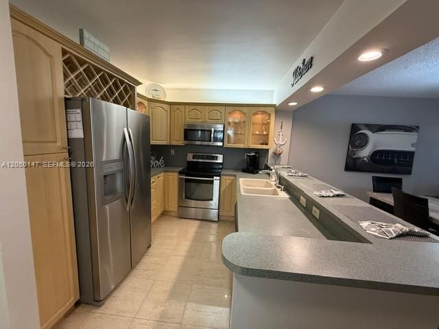 For Rent: $2,450 (1 beds, 1 baths, 896 Square Feet)