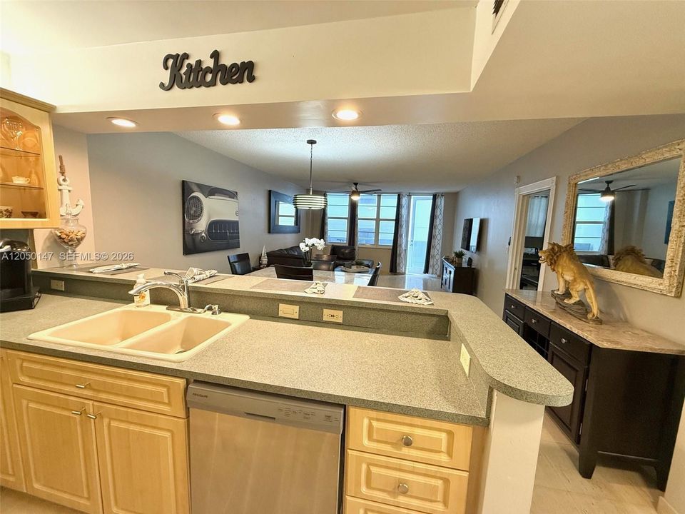 For Rent: $2,450 (1 beds, 1 baths, 896 Square Feet)