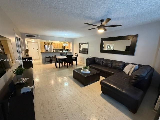 For Rent: $2,450 (1 beds, 1 baths, 896 Square Feet)