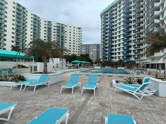 For Rent: $2,450 (1 beds, 1 baths, 896 Square Feet)
