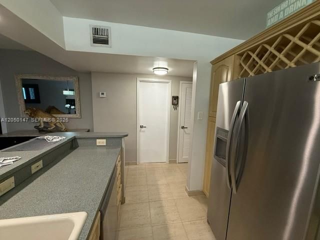 For Rent: $2,450 (1 beds, 1 baths, 896 Square Feet)