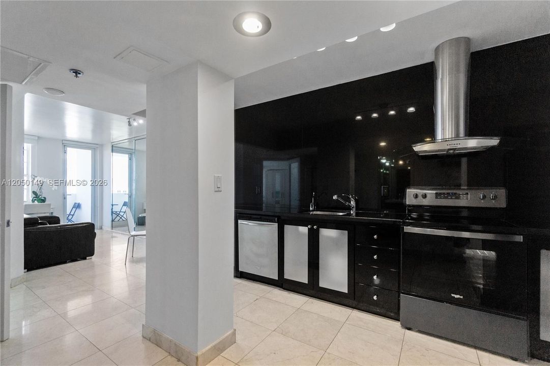 For Rent: $2,500 (0 beds, 1 baths, 525 Square Feet)