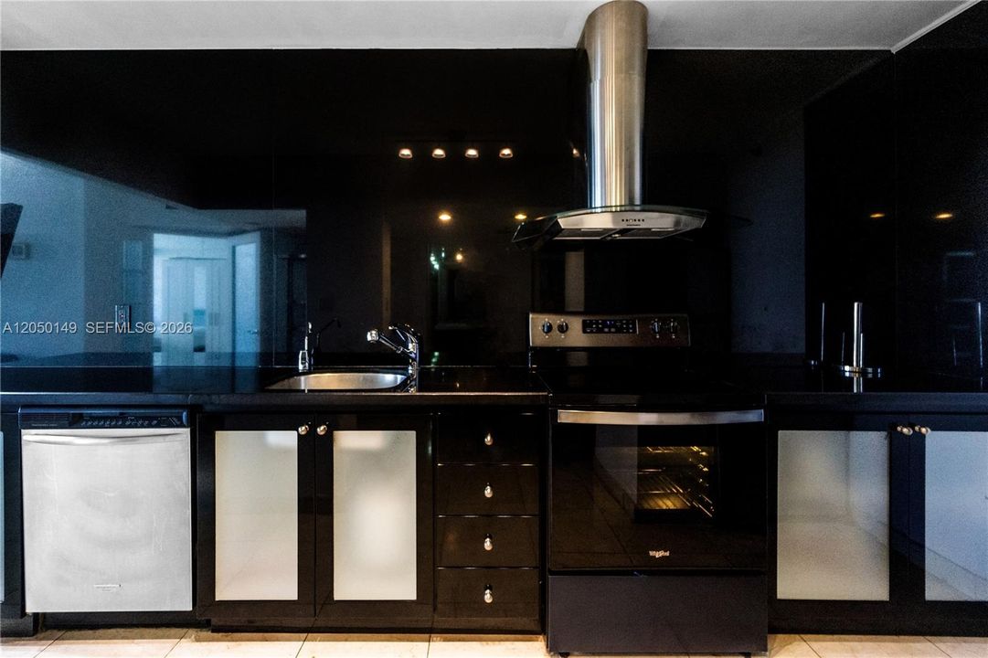 For Rent: $2,500 (0 beds, 1 baths, 525 Square Feet)