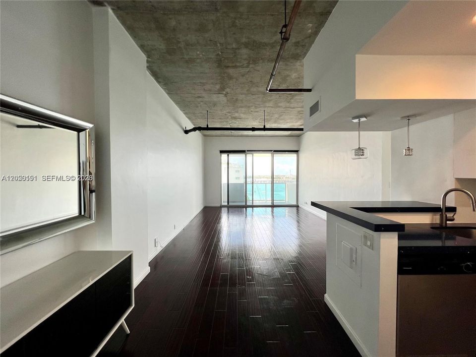 For Sale: $600,000 (1 beds, 1 baths, 837 Square Feet)