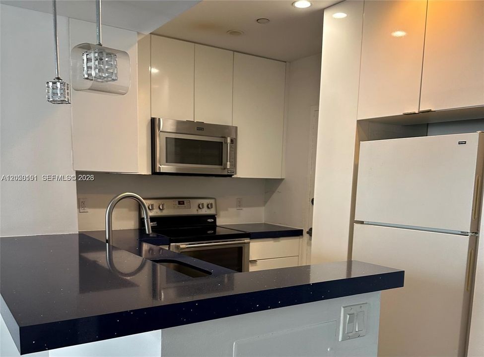 For Sale: $600,000 (1 beds, 1 baths, 837 Square Feet)