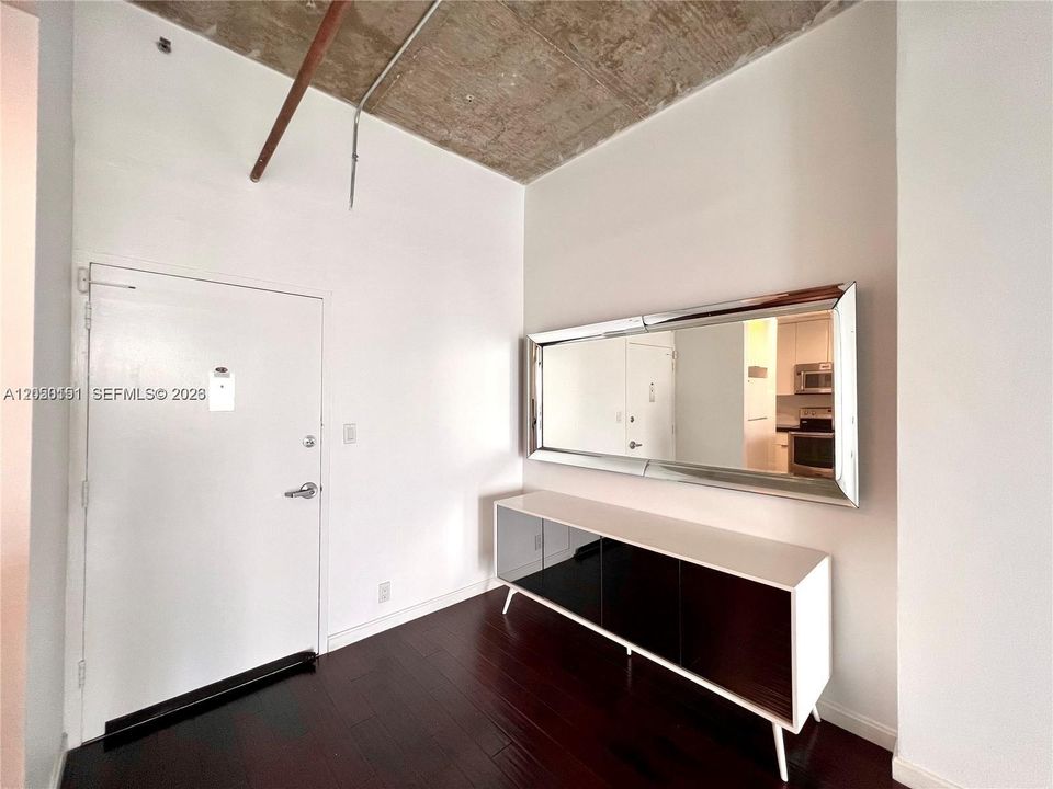 For Sale: $600,000 (1 beds, 1 baths, 837 Square Feet)