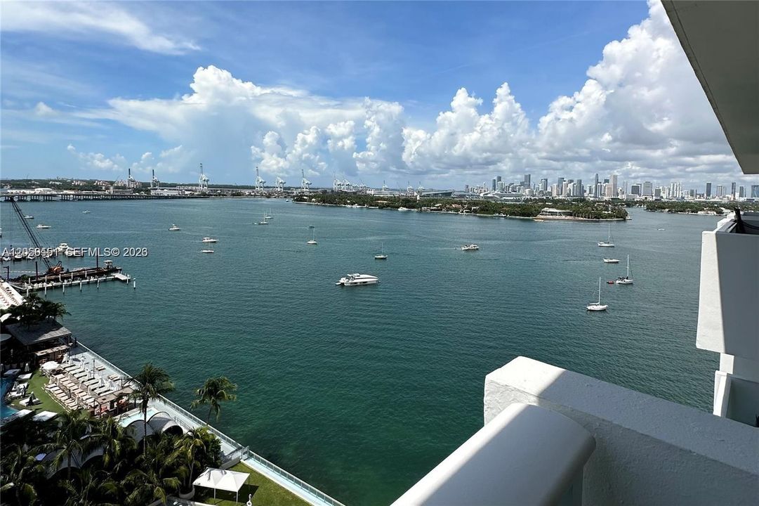 For Sale: $600,000 (1 beds, 1 baths, 837 Square Feet)