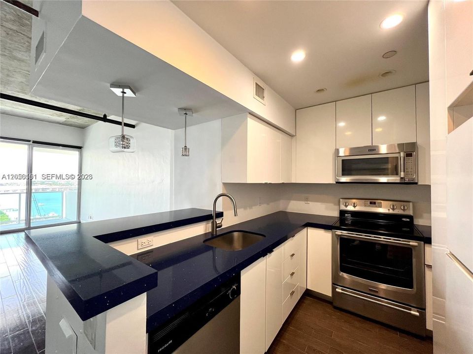 For Sale: $600,000 (1 beds, 1 baths, 837 Square Feet)