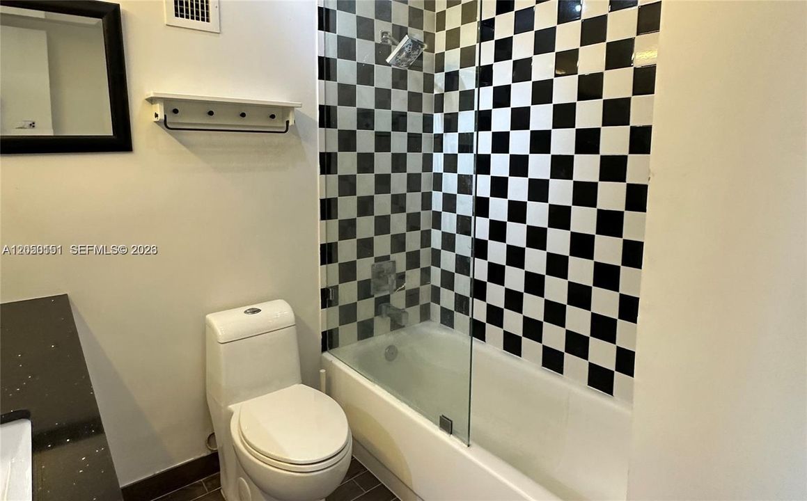 For Sale: $600,000 (1 beds, 1 baths, 837 Square Feet)
