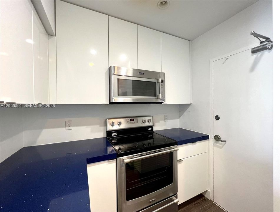 For Sale: $600,000 (1 beds, 1 baths, 837 Square Feet)