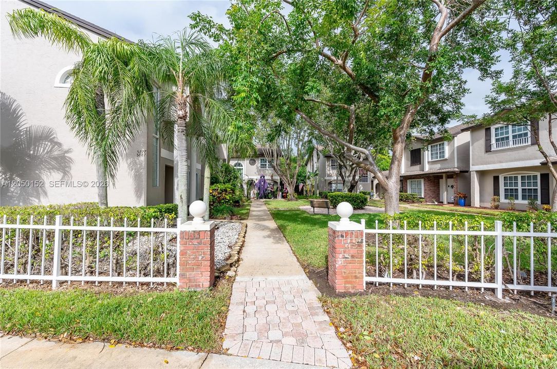 For Rent: $1,800 (1 beds, 1 baths, 608 Square Feet)