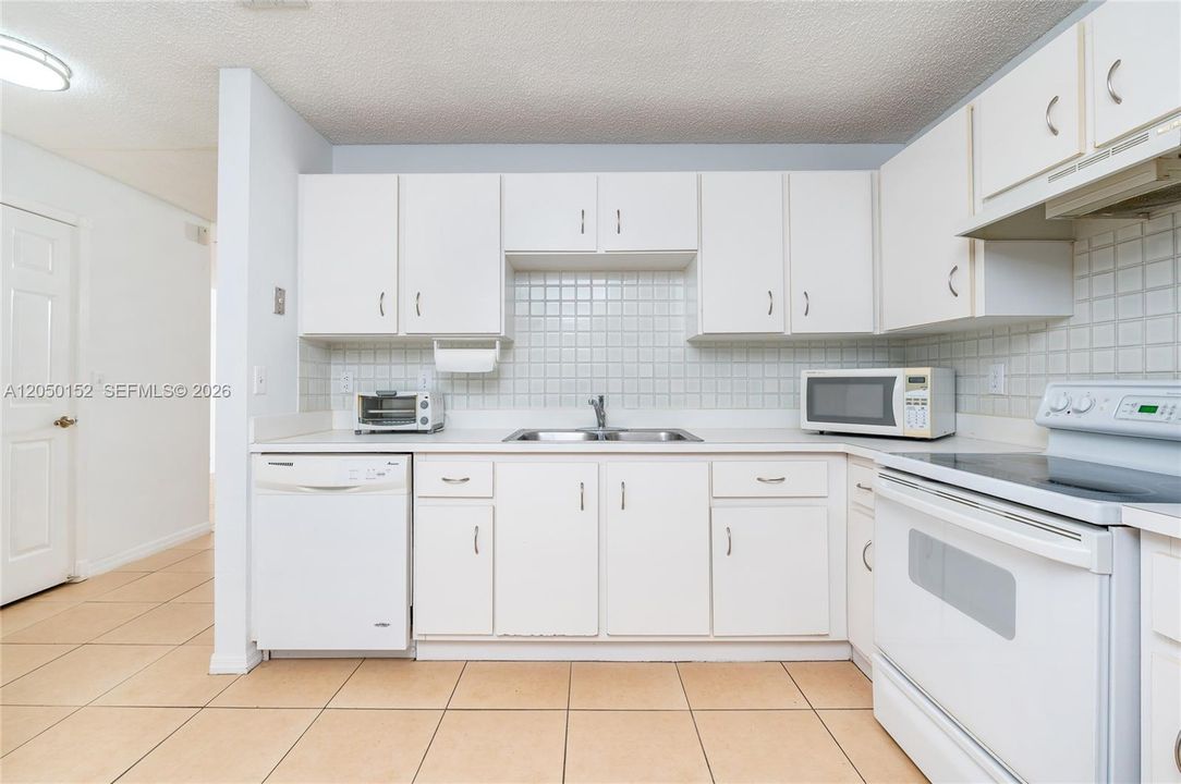 For Rent: $1,800 (1 beds, 1 baths, 608 Square Feet)