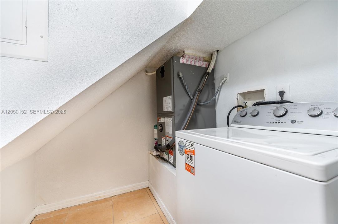 For Rent: $1,800 (1 beds, 1 baths, 608 Square Feet)