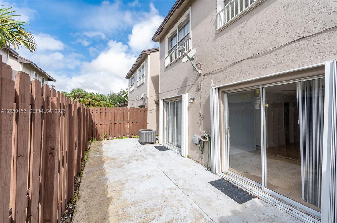 For Rent: $1,800 (1 beds, 1 baths, 608 Square Feet)