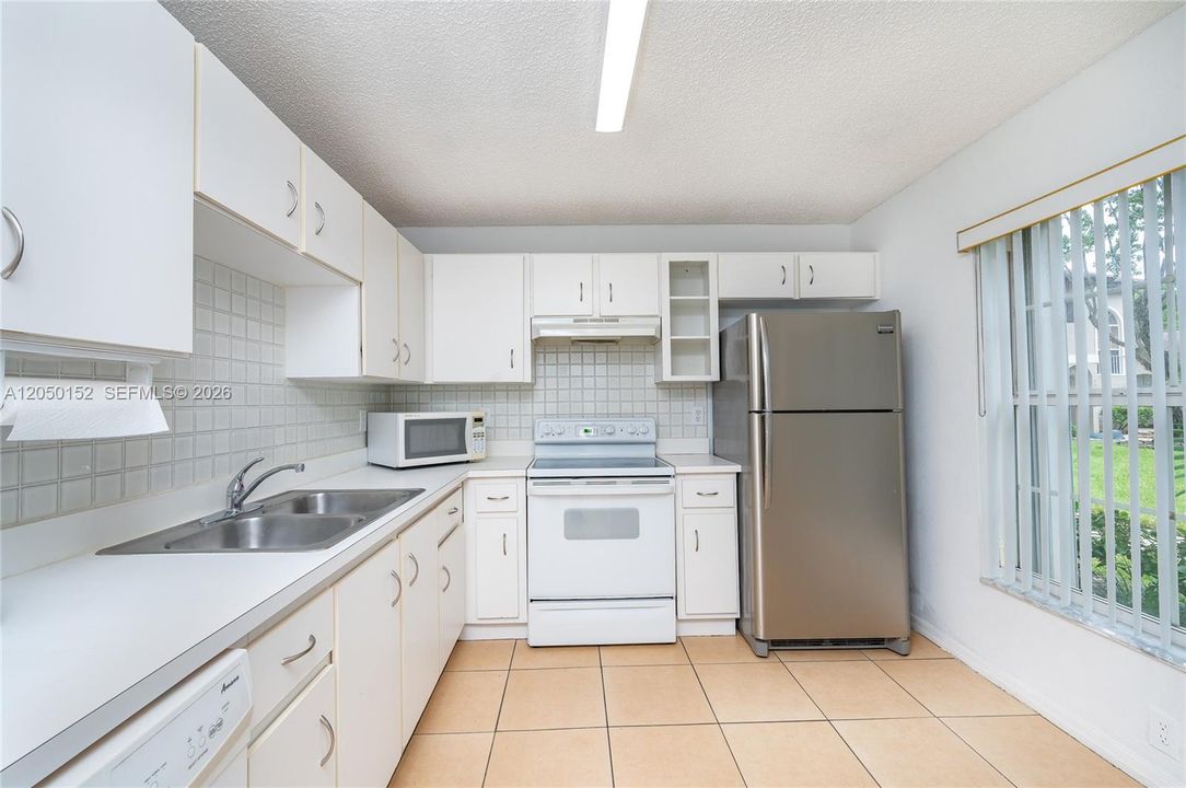 For Rent: $1,800 (1 beds, 1 baths, 608 Square Feet)