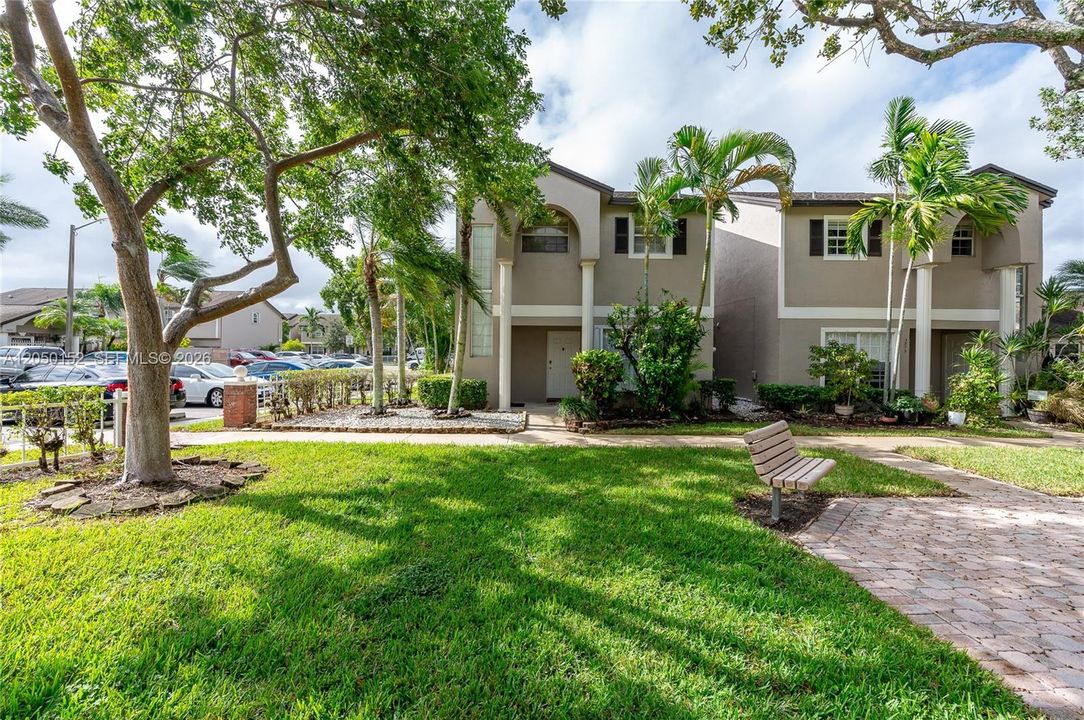 For Rent: $1,800 (1 beds, 1 baths, 608 Square Feet)