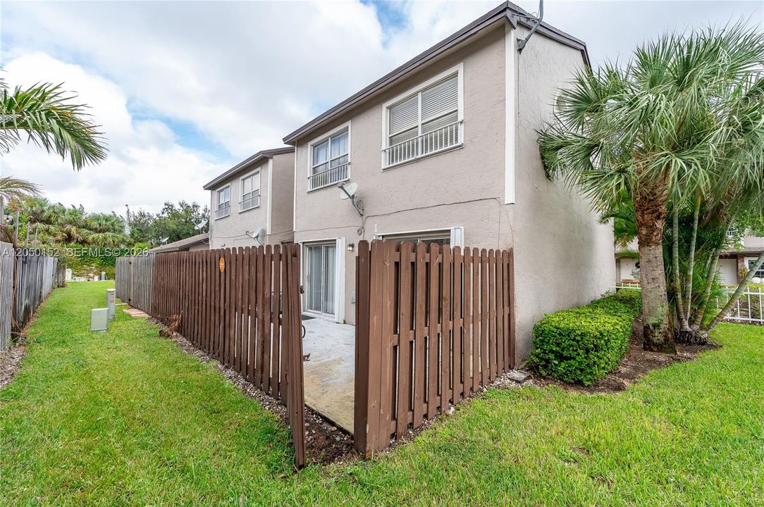 For Rent: $1,800 (1 beds, 1 baths, 608 Square Feet)