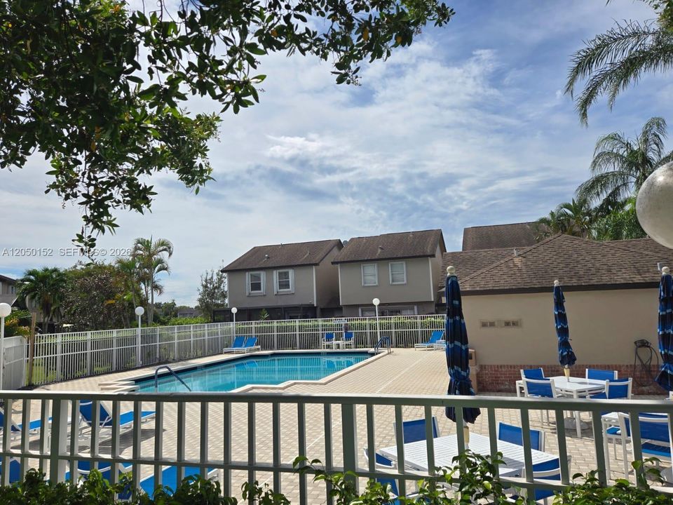 For Rent: $1,800 (1 beds, 1 baths, 608 Square Feet)