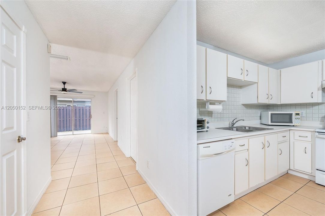 For Rent: $1,800 (1 beds, 1 baths, 608 Square Feet)