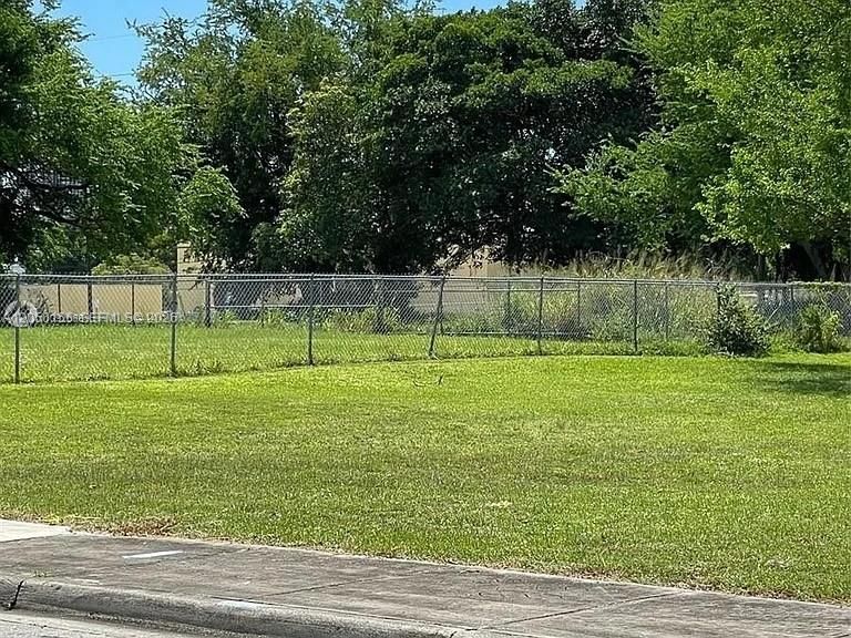 For Sale: $1,100,000 (0.33 acres)