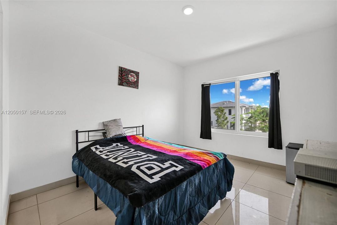 For Sale: $469,999 (5 beds, 4 baths, 1902 Square Feet)