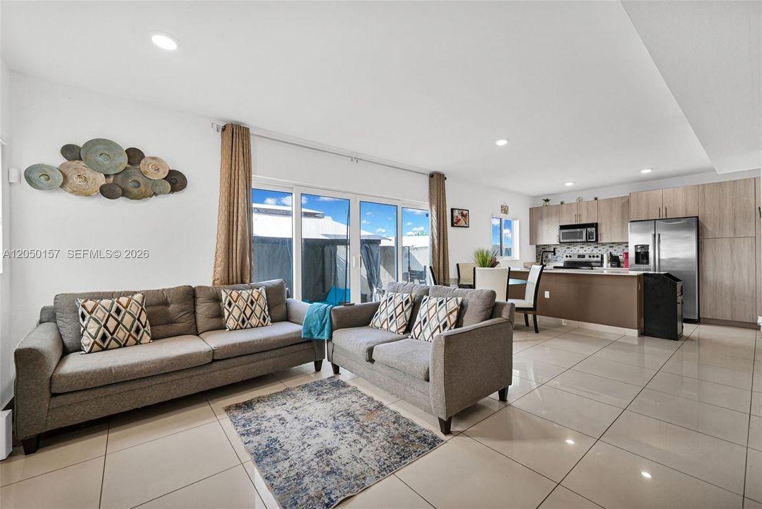 For Sale: $469,999 (5 beds, 4 baths, 1902 Square Feet)