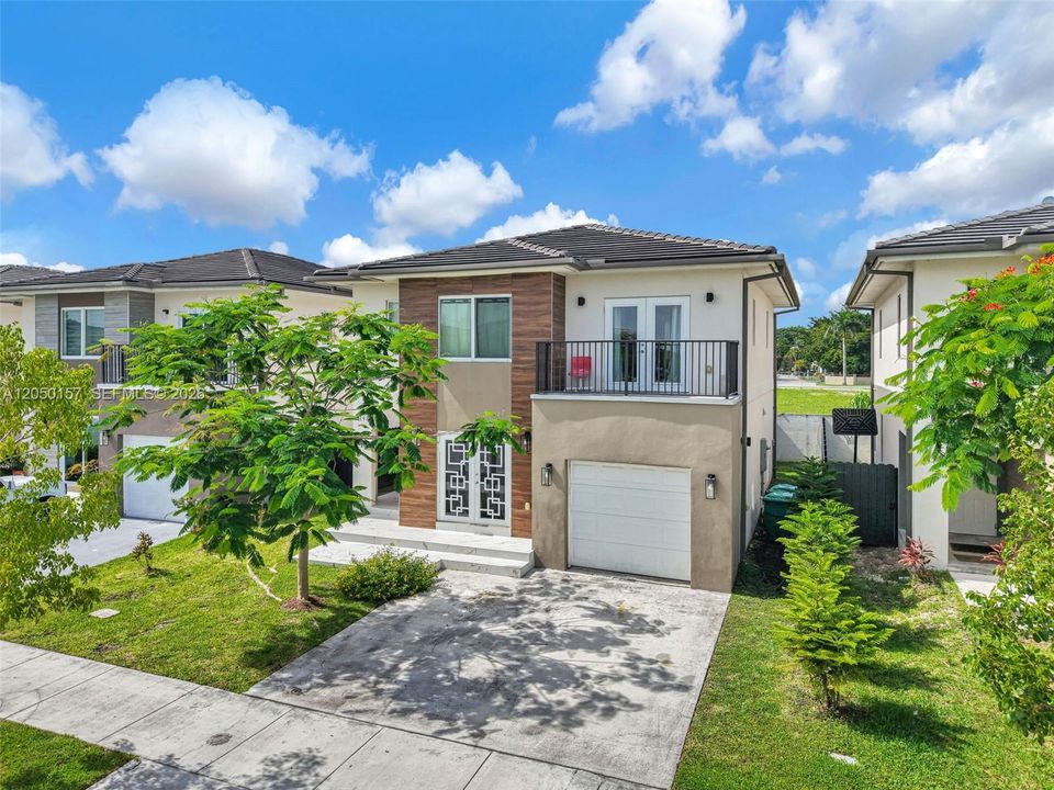 For Sale: $469,999 (5 beds, 4 baths, 1902 Square Feet)