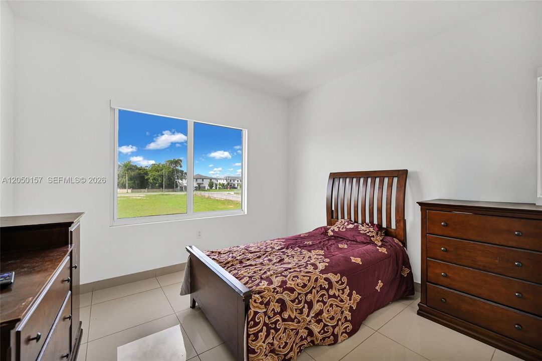 For Sale: $469,999 (5 beds, 4 baths, 1902 Square Feet)