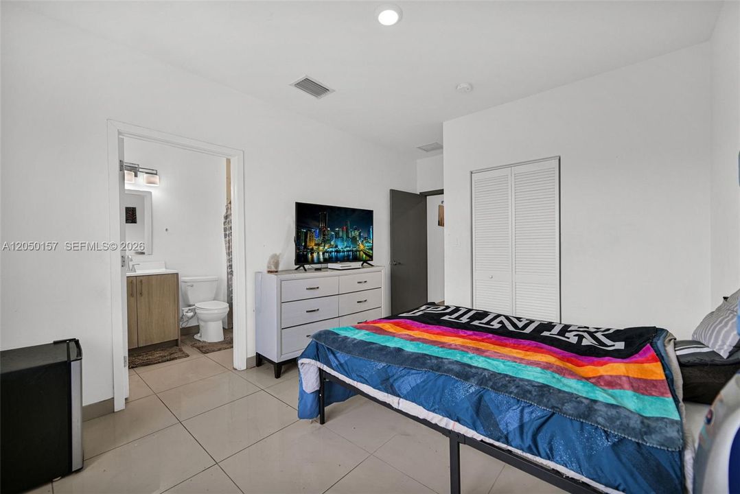For Sale: $469,999 (5 beds, 4 baths, 1902 Square Feet)