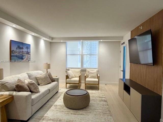 For Rent: $3,500 (2 beds, 2 baths, 835 Square Feet)