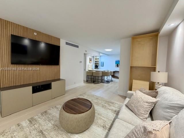 For Rent: $3,500 (2 beds, 2 baths, 835 Square Feet)