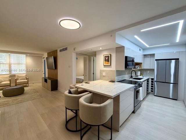 For Rent: $3,500 (2 beds, 2 baths, 835 Square Feet)