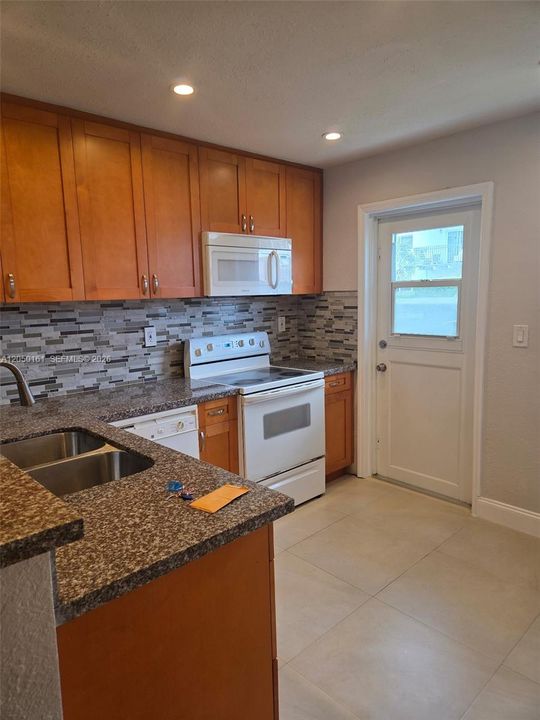 For Rent: $1,600 (1 beds, 1 baths, 668 Square Feet)