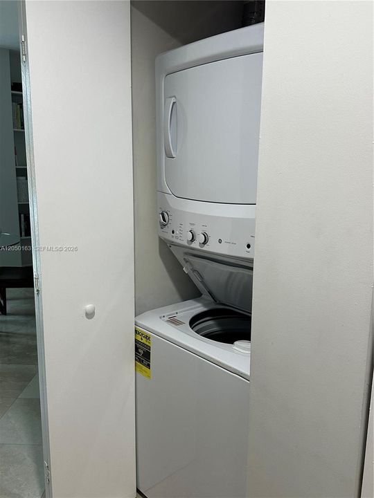 For Rent: $2,400 (1 beds, 1 baths, 694 Square Feet)