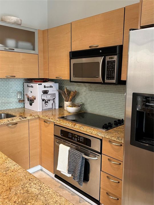 For Rent: $2,400 (1 beds, 1 baths, 694 Square Feet)