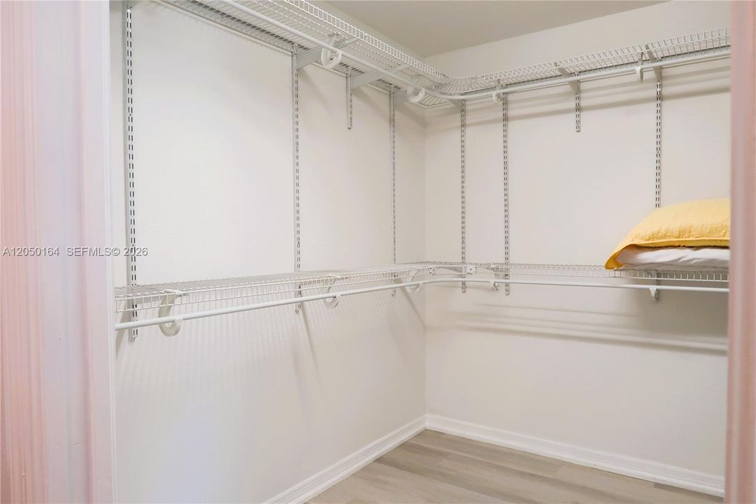 walking closet master bed