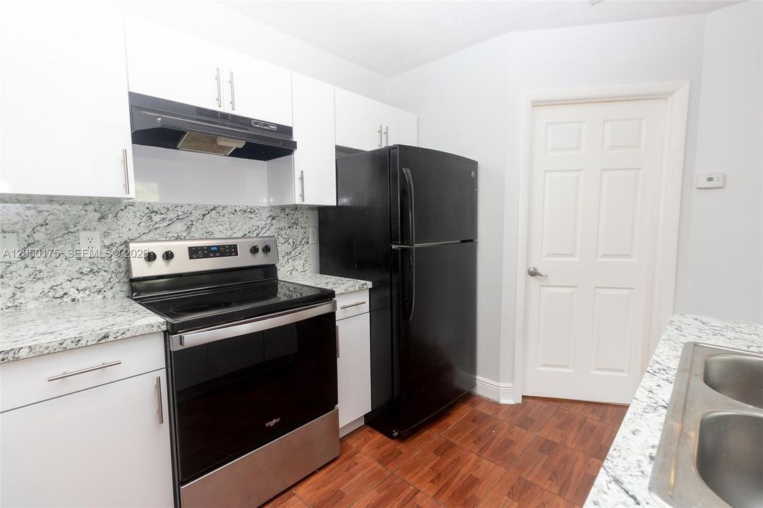 For Rent: $1,900 (2 beds, 1 baths, 735 Square Feet)