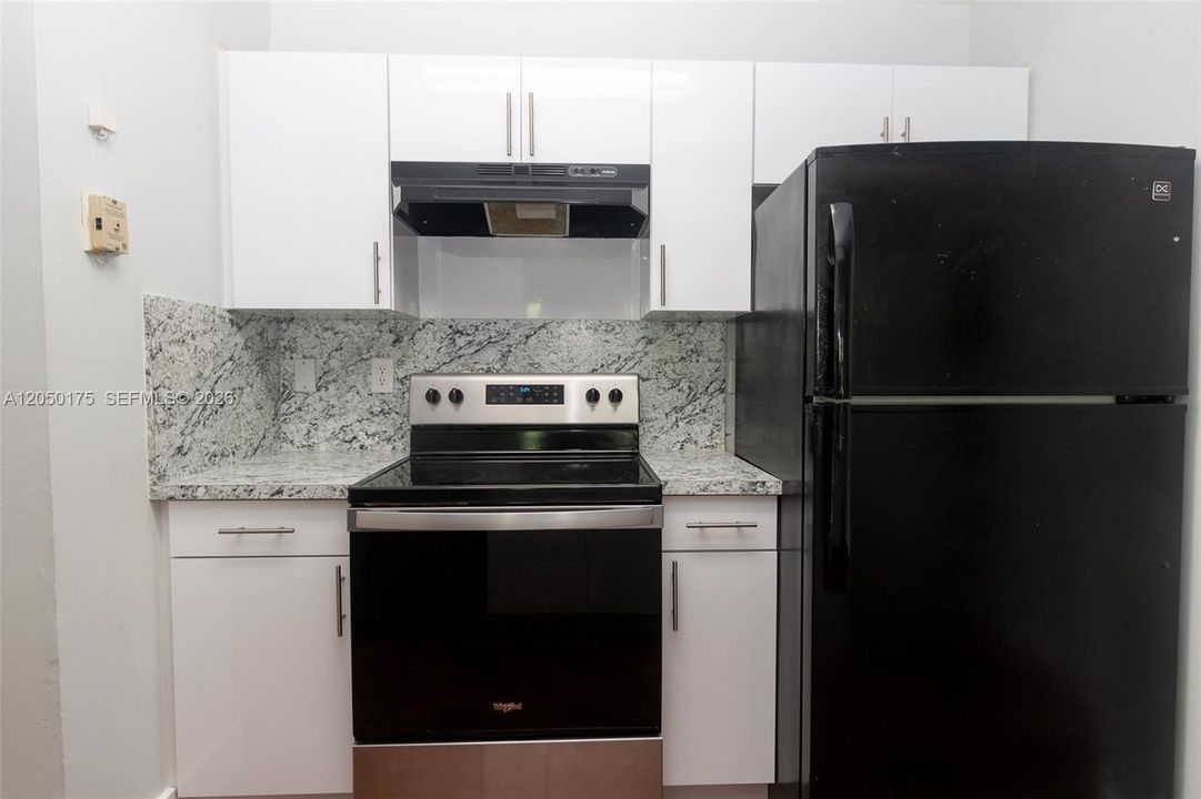 For Rent: $1,900 (2 beds, 1 baths, 735 Square Feet)
