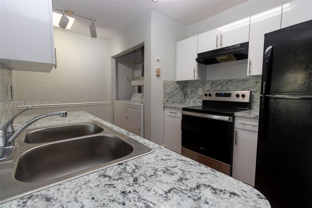 For Rent: $1,900 (2 beds, 1 baths, 735 Square Feet)