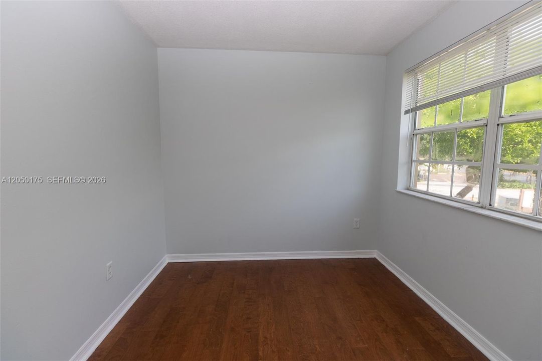 For Rent: $1,900 (2 beds, 1 baths, 735 Square Feet)
